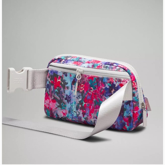 54 - Sold out instore🍋NWT- Everywhere Belt Bag 1L- flower glide multi - Picture 5 of 7